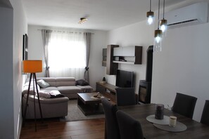 Departamento, 4 habitaciones, para fumadores, Terraza | Área de sala de estar | Libros 