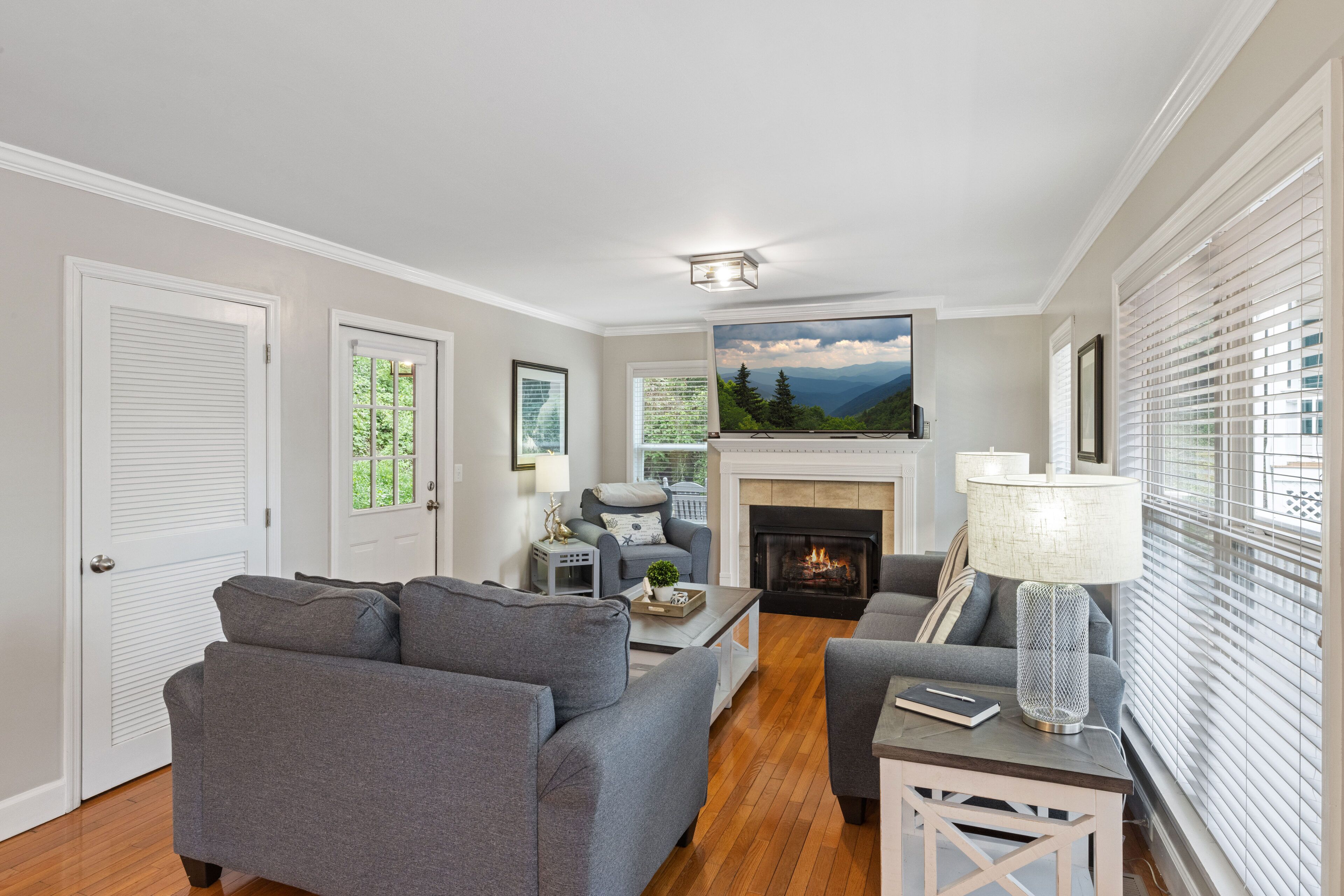 Een televisie en een open haard