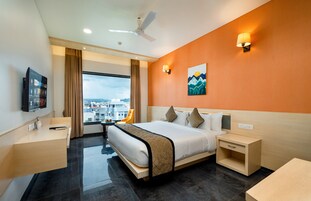 Grand Room | Egyptian cotton sheets, premium bedding, Select Comfort beds