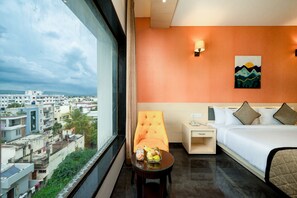 Grand Room | Egyptian cotton sheets, premium bedding, Select Comfort beds, desk - Enrise By Sayaji Chhatrapati Sambhaji Nagar (Chhatrapati Sambhajinagar)