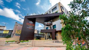 Ein Hotel mit modernem Design, erkennbar an einer auffälligen Schilderung und einem verschlossenen Eingang.