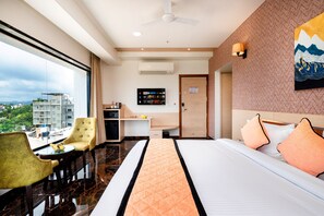 Premium Room | Egyptian cotton sheets, premium bedding, Select Comfort beds, desk - Enrise By Sayaji Chhatrapati Sambhaji Nagar (Chhatrapati Sambhajinagar)