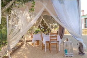 تناول الطعام بالخارج