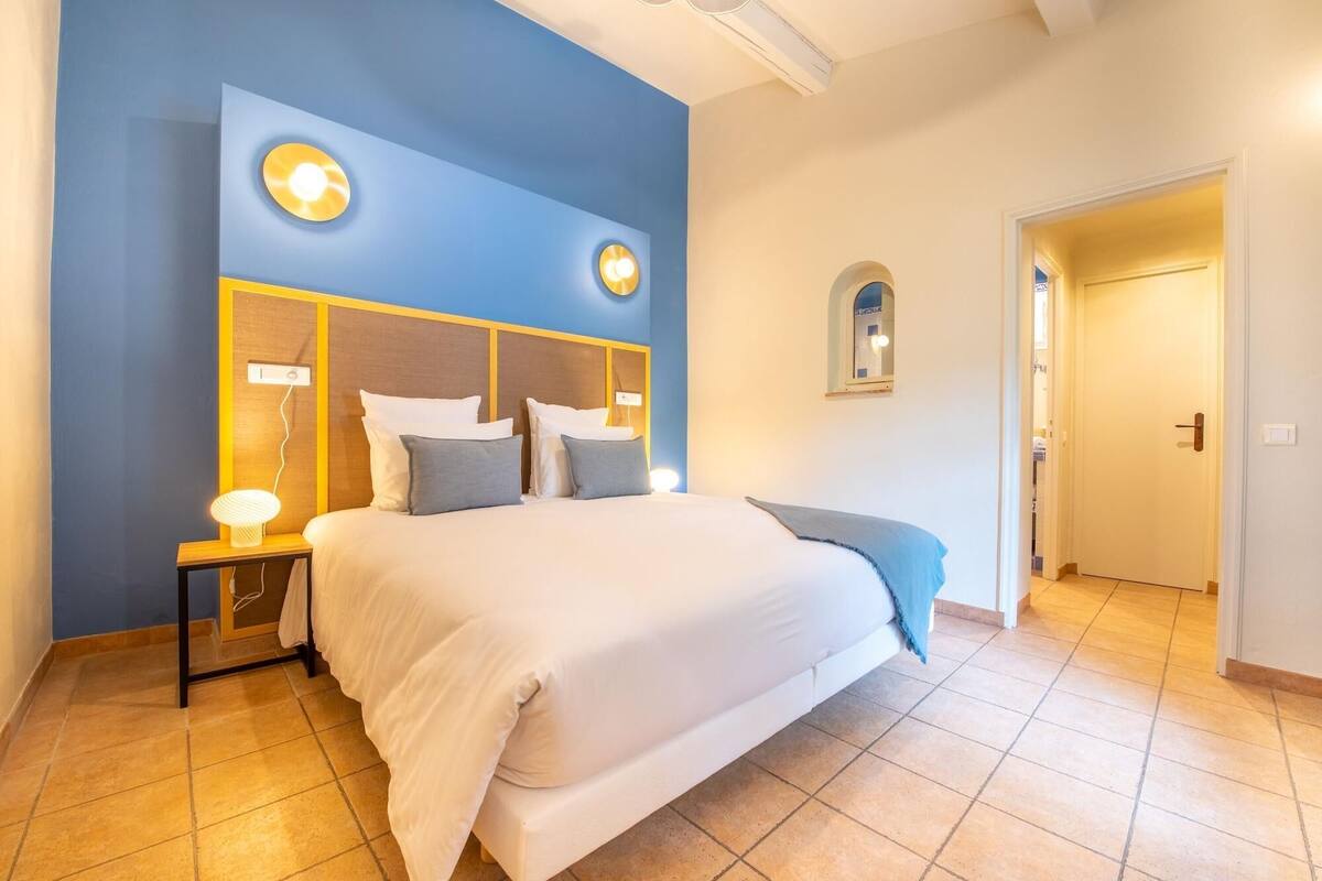 Premium bedding, in-room safe, soundproofing, free WiFi