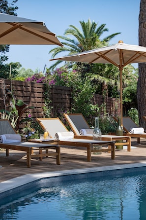 Seasonal outdoor pool, open 9:00 AM to 7:30 PM, pool umbrellas -   Hotel Lou Cagnard (Saint-Tropez)