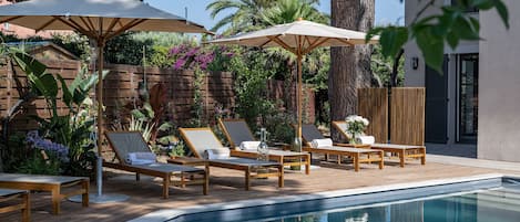 Piscine extérieure (ouverte en saison), parasols de plage