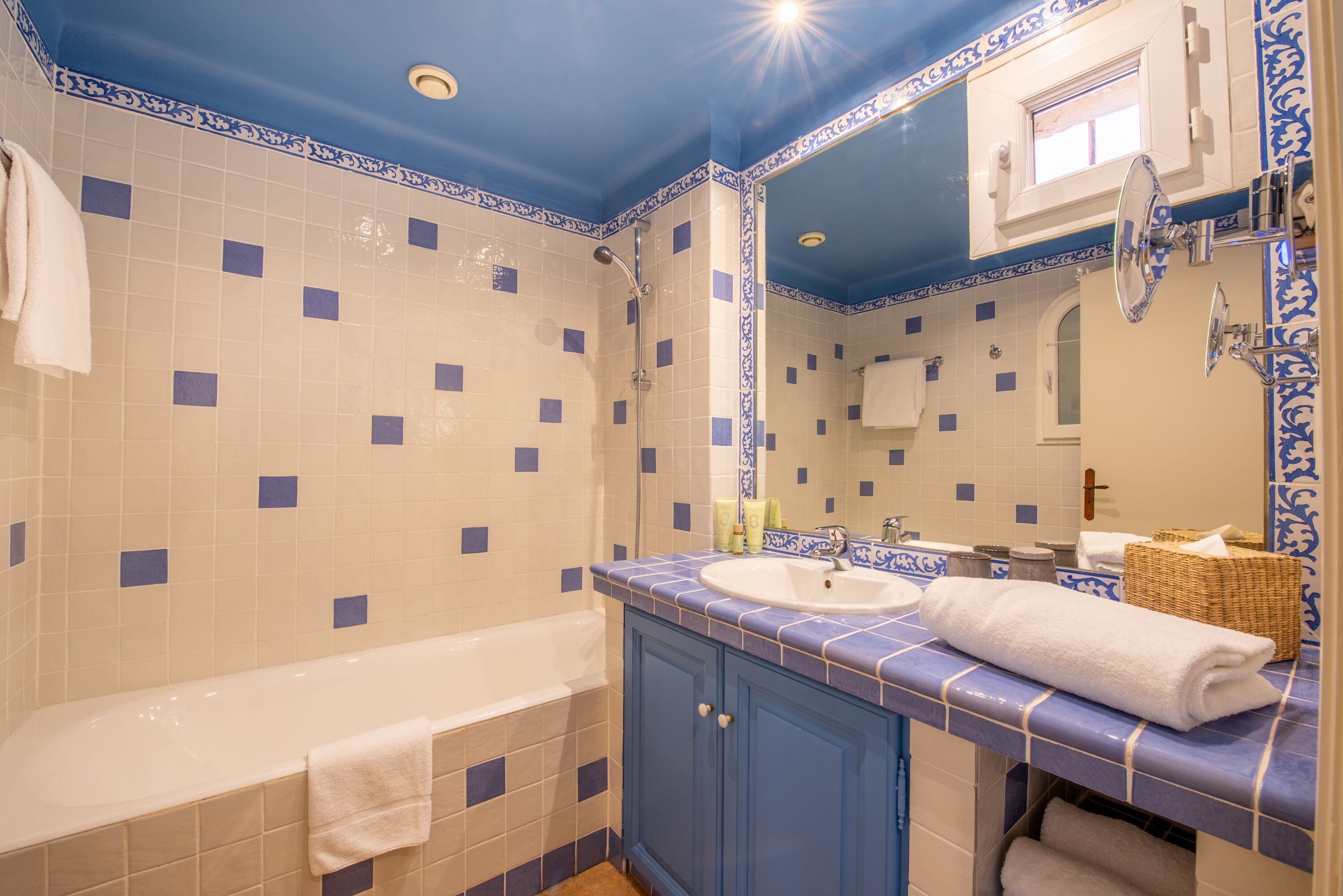 Une salle de bain avec une baignoire, un lavabo et une douche.