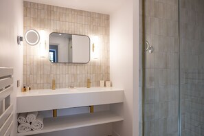 Chambre prestige piscine | Banheiro | Chuveiro, secador de cabelo, roupões de banho, chinelos