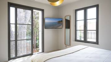 Premium bedding, in-room safe, free WiFi, bed sheets