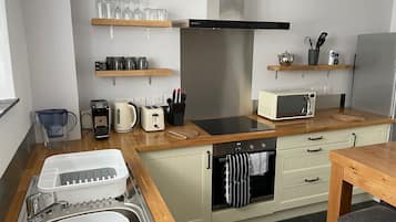 Een koelkast, een microgolfoven, een oven, een kookplaat