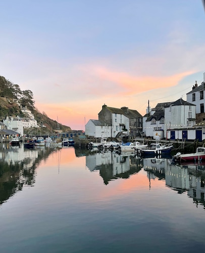 Stunning Views of Polperro Harbour from this Waterfront Cottage. Free Parking.