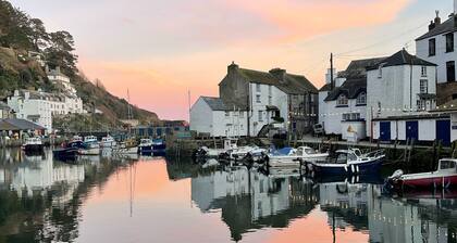Stunning Views of Polperro Harbour from this Waterfront Cottage. Free Parking.