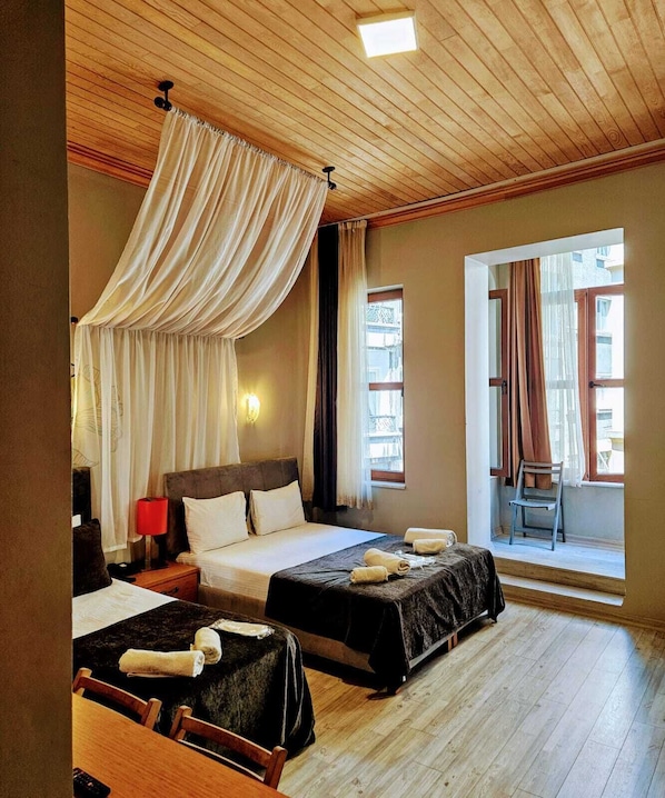 Design Triple Room | Egyptian cotton sheets, premium bedding, minibar, in-room safe - Taxim34 Hotel (Istanbul)