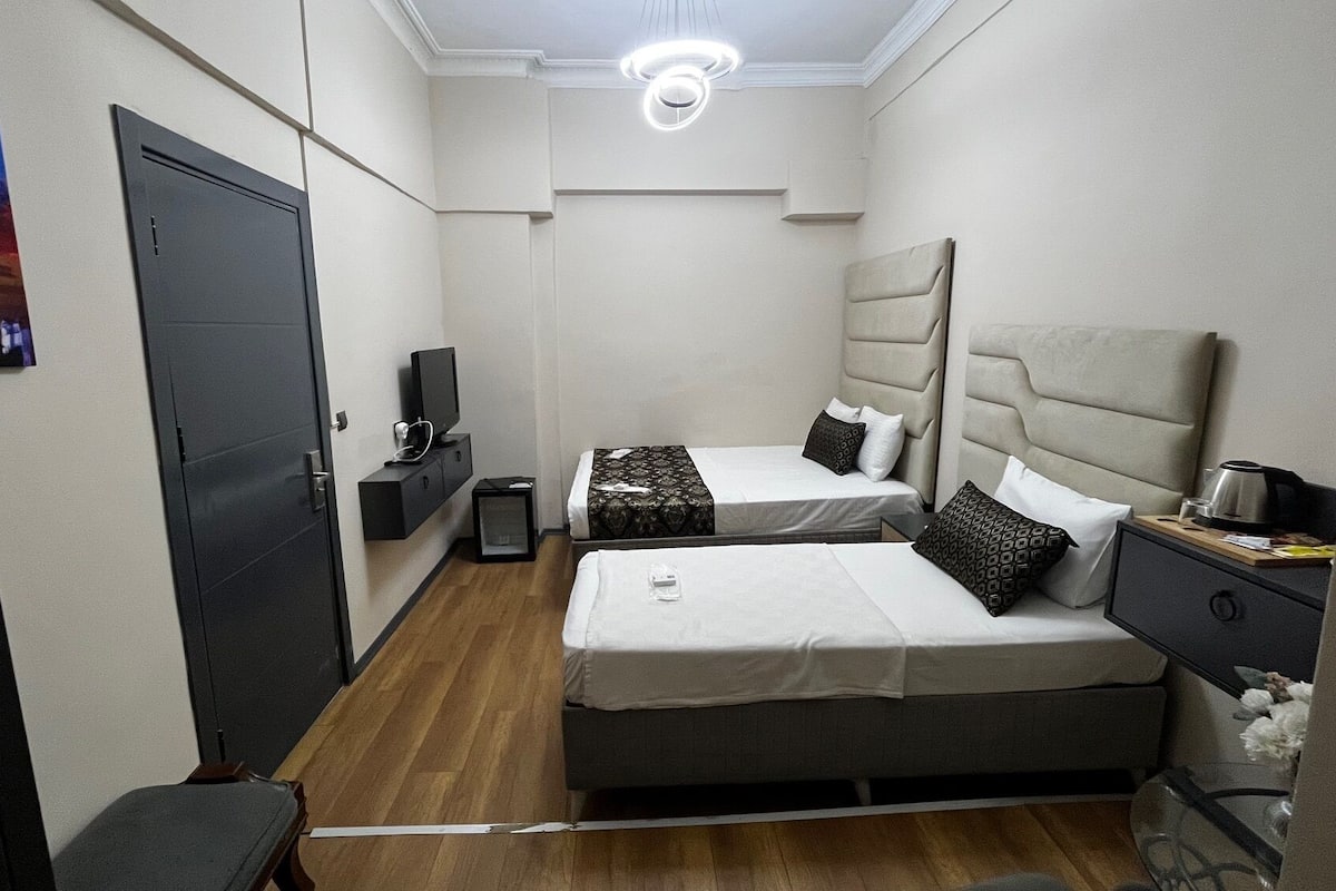 Economy Triple Room | 1 bedroom, Egyptian cotton sheets, premium bedding, minibar