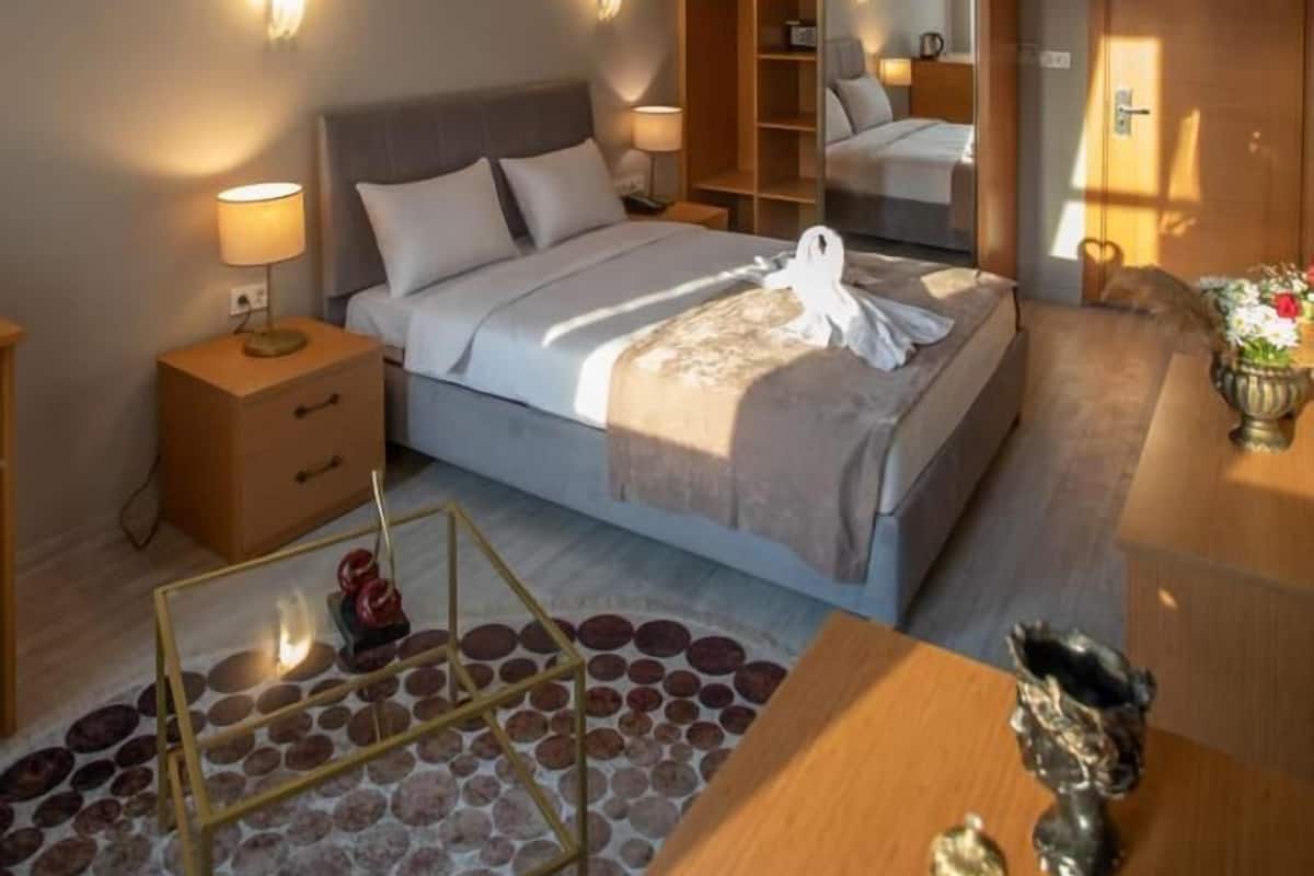 Egyptian cotton sheets, premium bedding, minibar, in-room safe