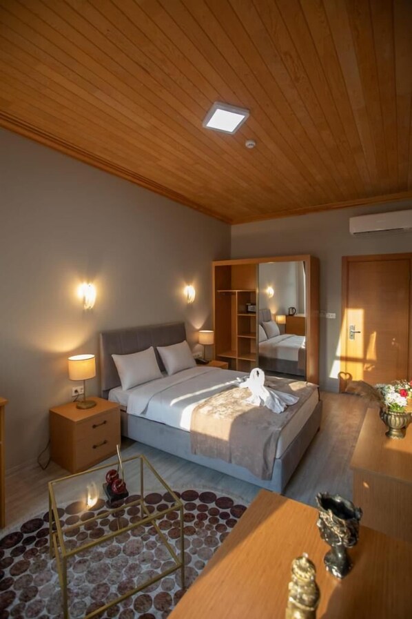 Egyptian cotton sheets, premium bedding, minibar, in-room safe