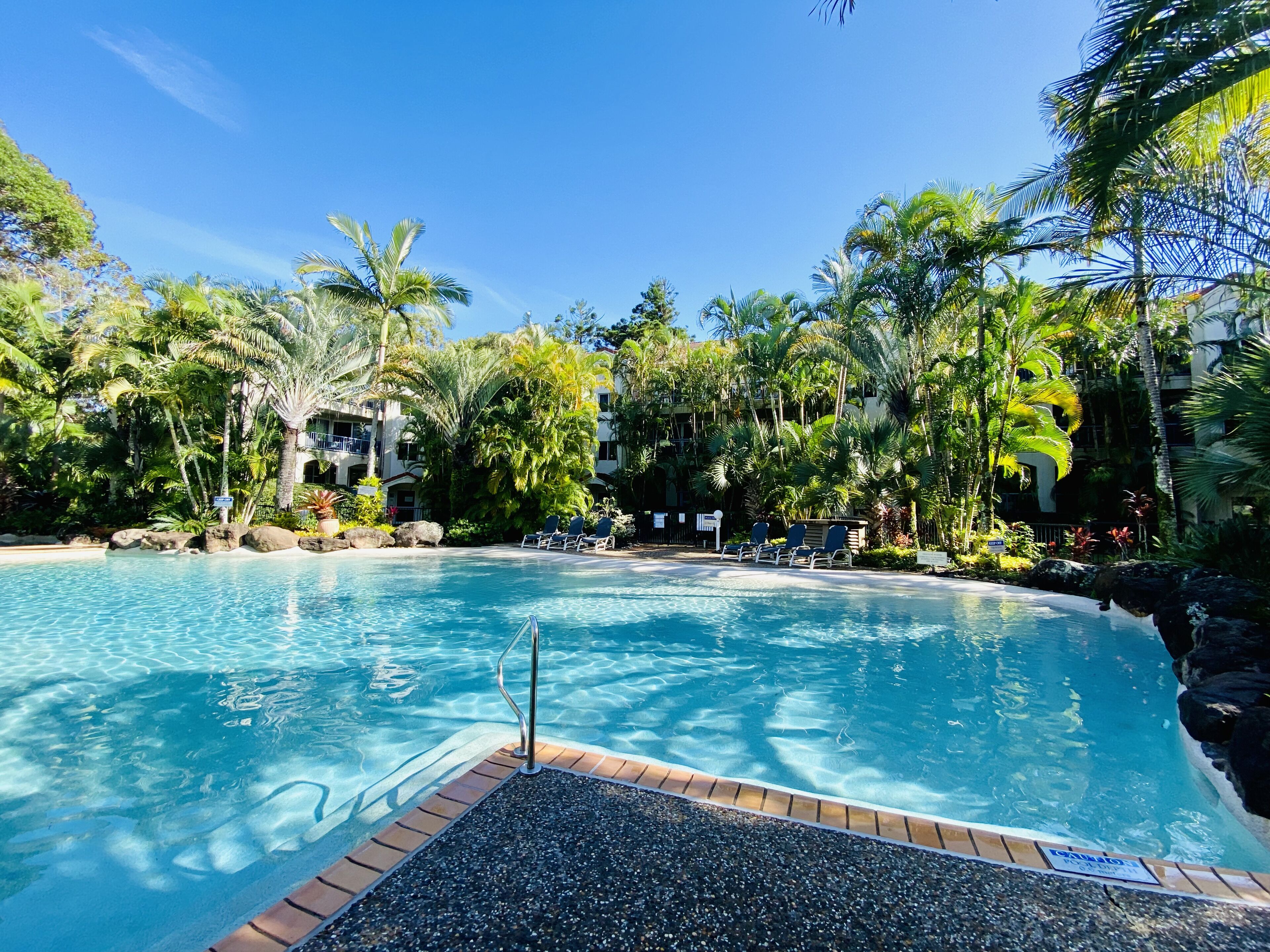 Currumbin Resort 2 Bed Apart w/pools Walk to Beach