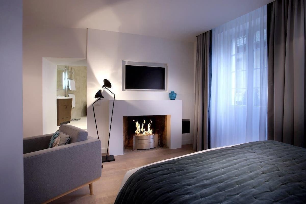 Junior-suite - balkon | Opholdsområde | 150-centimeters fladskærms-tv med digitale kanaler, tv, dvd-afspiller