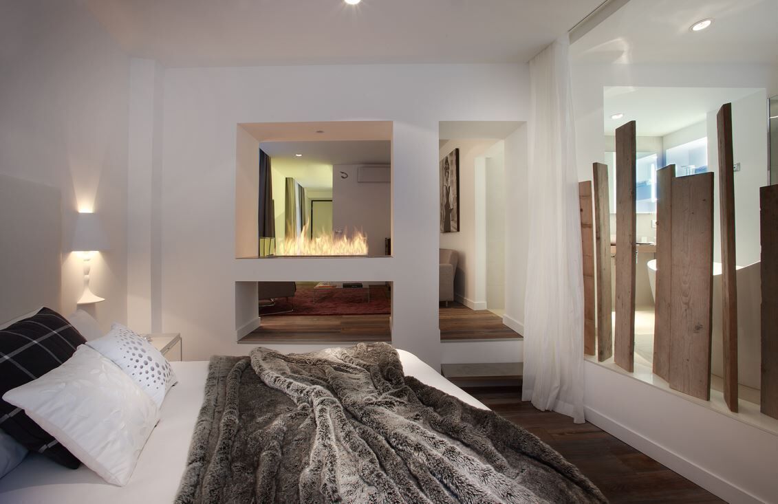 Literie de qualité, lit avec matelas à plateau-coussin, minibar