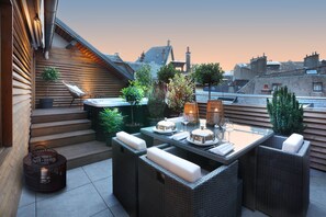 Suite, 1 très grand lit, bain à remous, vue ville | Terrasse/Patio