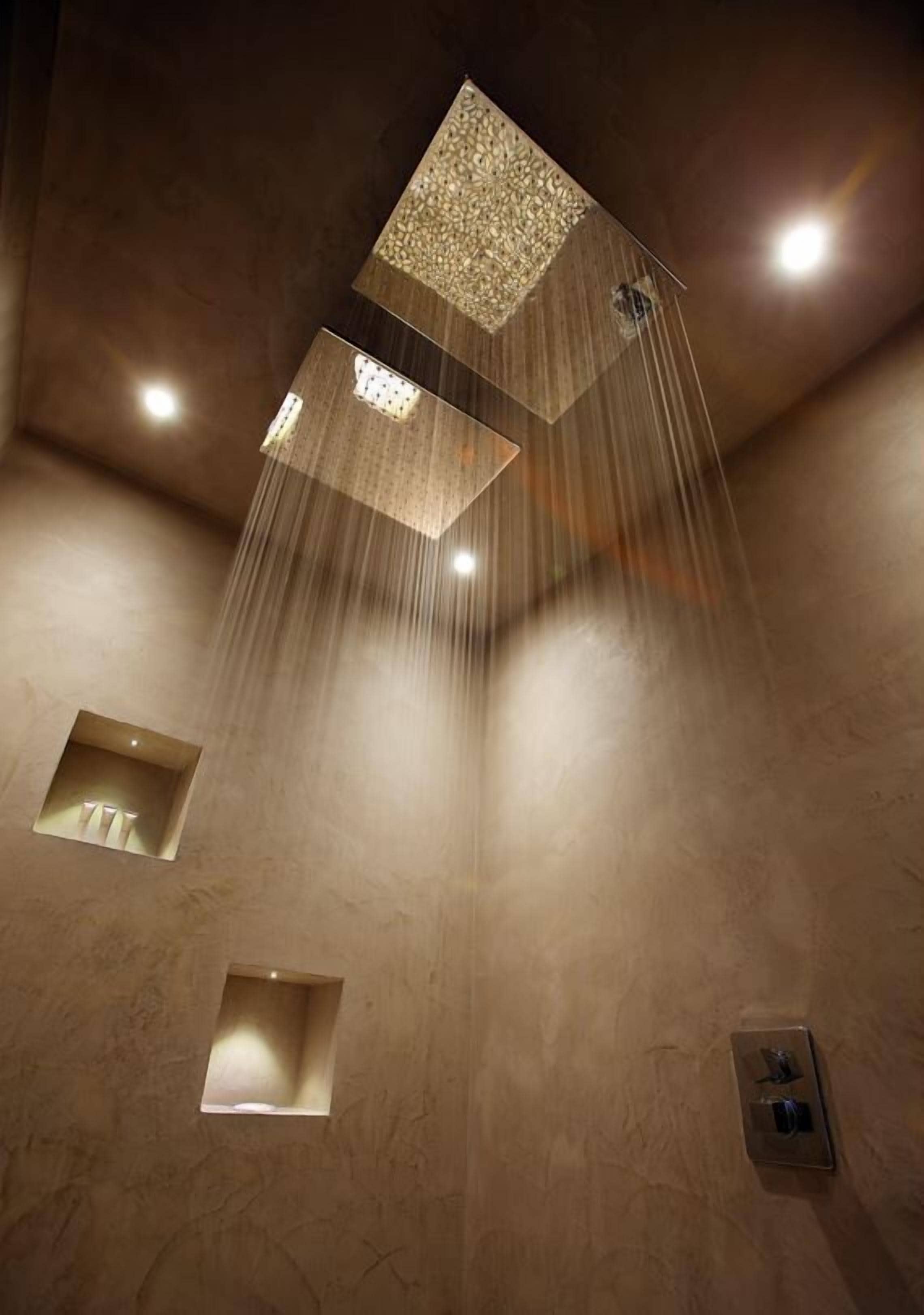 Chuveiro moderno com design de teto quadrado e vários jatos de água.