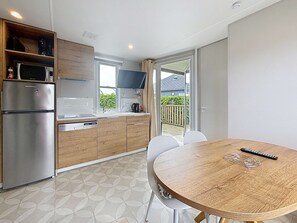 Kjøleskap, mikrobølgeovn, kokeplater og oppvaskmaskin