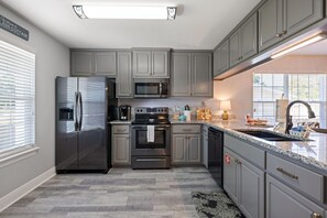 Frigorifero, microonde, forno, piano cottura