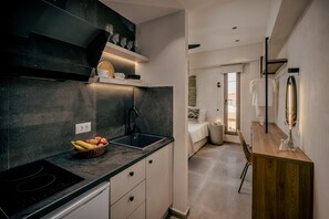 Studiosvit Junior - 1 queensize-säng | Eget kök | Minikylskåp, spishäll, kaffe- och tebryggare och vattenkokare