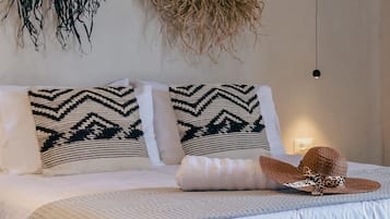 Decoración personalizada y espacio para trabajar con laptop