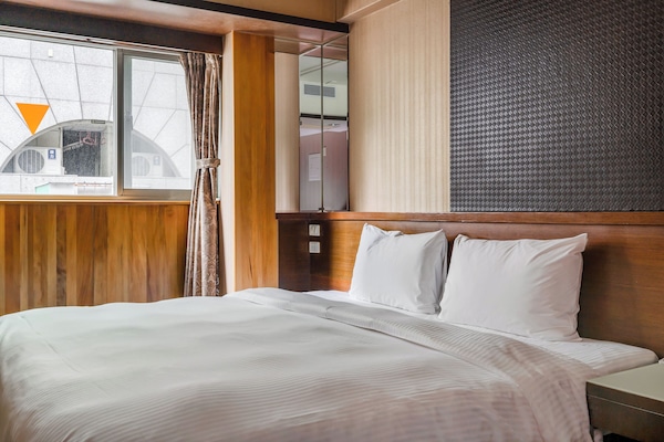 Deluxe-herbergi með tvíbreiðu rúmi | Hljóðeinangrun, ókeypis þráðlaus nettenging, rúmföt