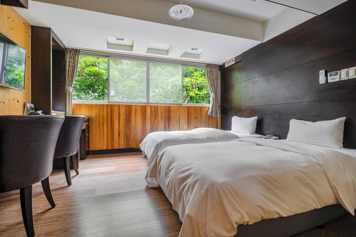 Deluxe Twin Room | Soundproofing, WiFi (free), bed sheets