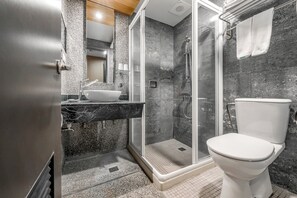 Standard Double Room | Bathroom | Shower, hair dryer, towels, shampoo - CHECK inn Express Taichung Feng Chia (Taichung)