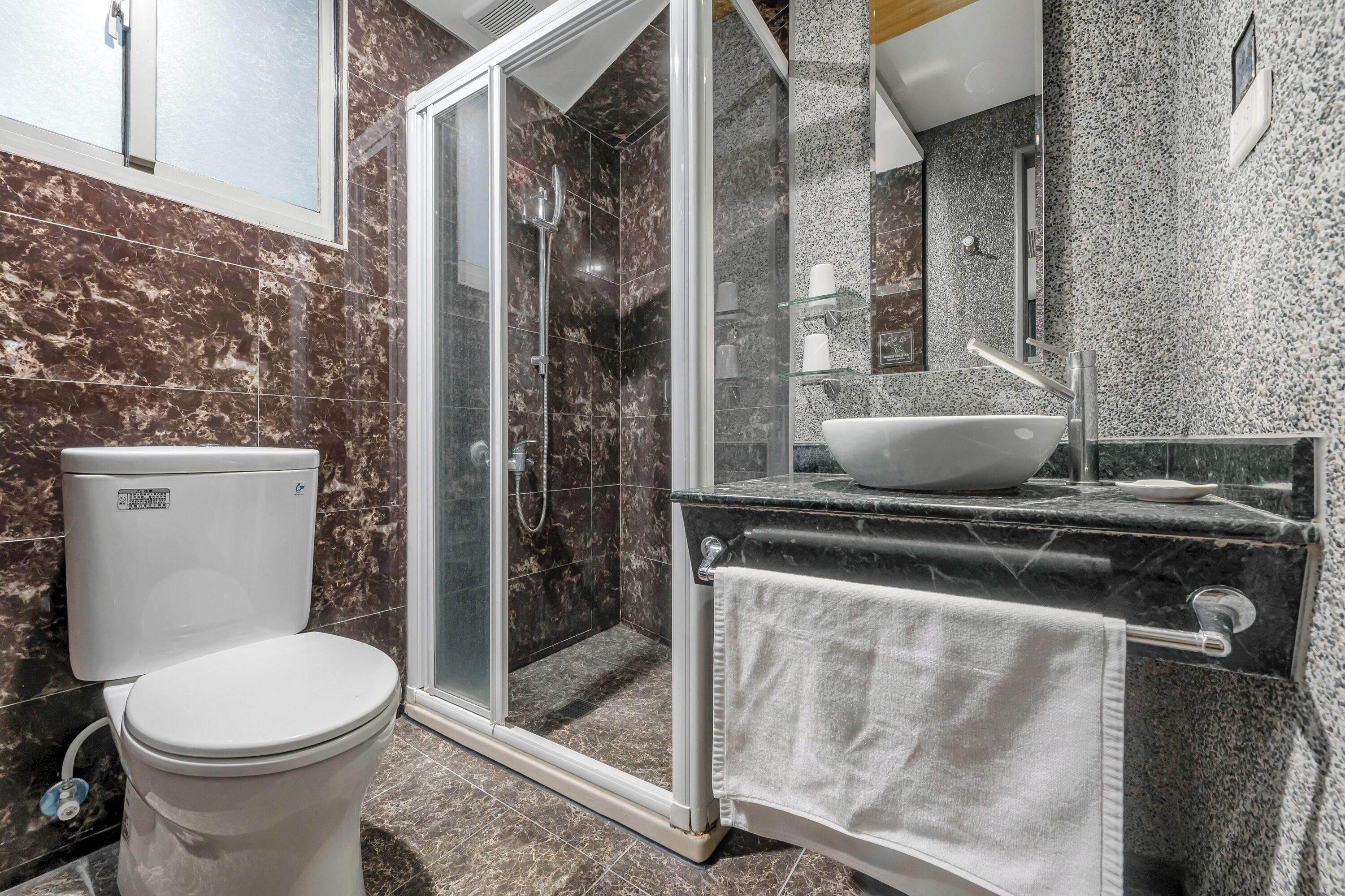 deluxe twin room | bathroom | shower, hair dryer, towels, shampoo