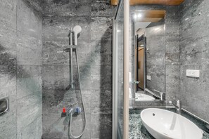 Chambre Deluxe avec lits jumeaux | Salle de bain | Douche, séchoir à cheveux, serviettes fournies, shampooing