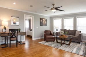 Smart-TV, Kamin, Videospiele, Tischfußball