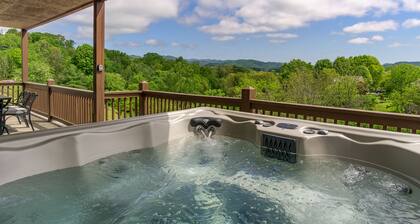 Hot Tub, Game Room ✯ 20 min to Downtown Asheville! One Mile to Mars Hill University!