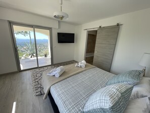 5 Schlafzimmer, Schreibtisch, Bügeleisen/Bügelbrett, Reisekinderbett