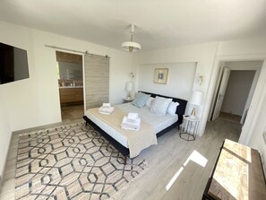 5 chambres, bureau, fer et planche à repasser, lit parapluie