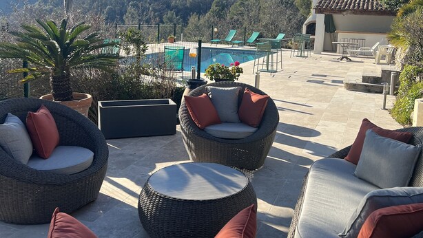 A patio area with wicker furniture and a pool. - 5 bedroom villa with sea view in Tourettes (Tourrettes-sur-Loup)