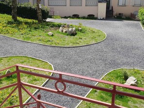 المنطقة المحيطة بالمنشأة