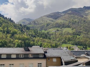 A residential area with houses and a mountainous backdrop. - Duplex for 6/7, city center, near cable car (Cauterets)
