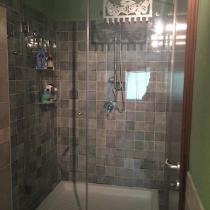 Doccia, asciugacapelli, bidet, asciugamani