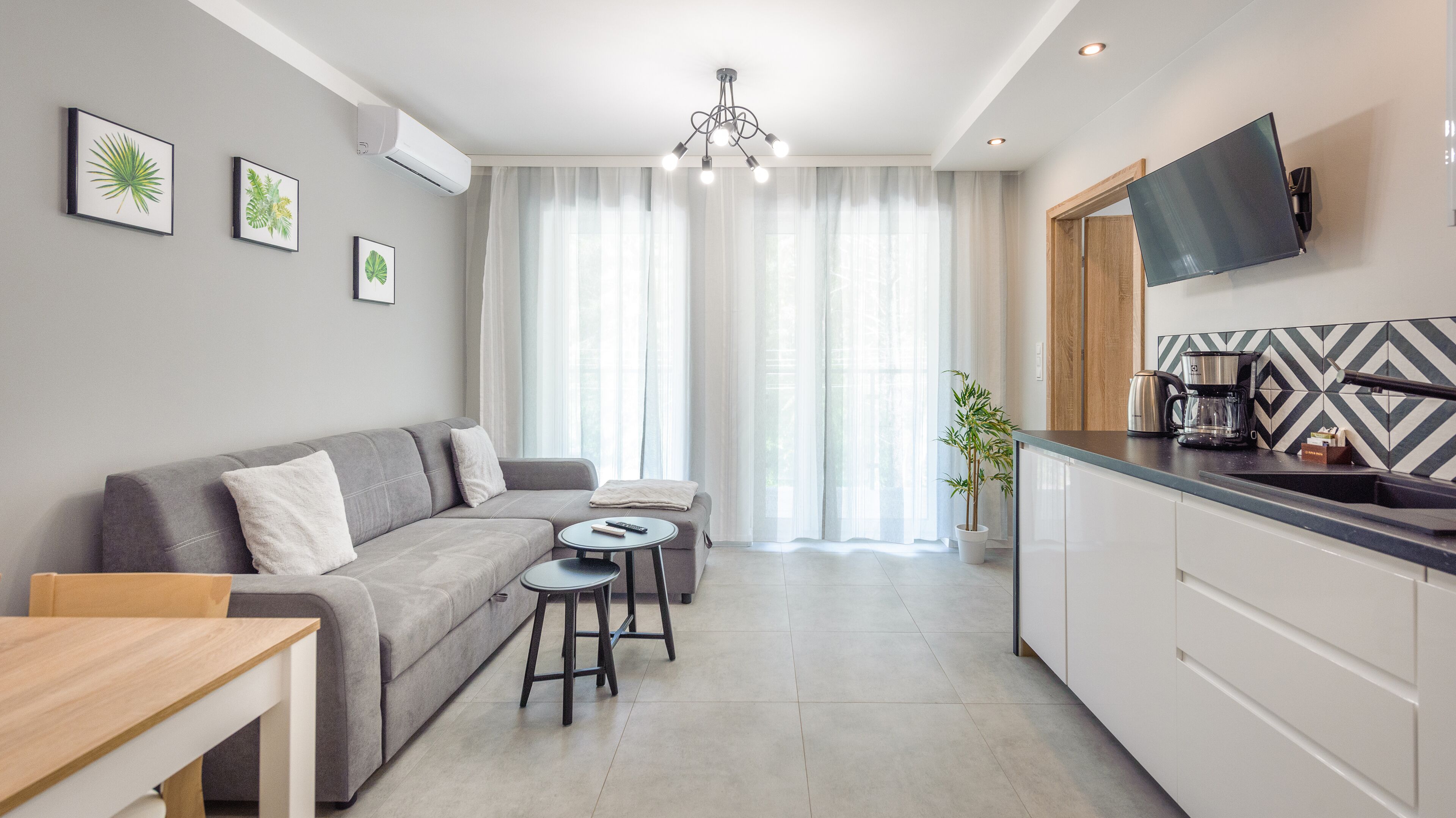 Appartement (B22) | Woonruimte | Een flatscreentelevisie