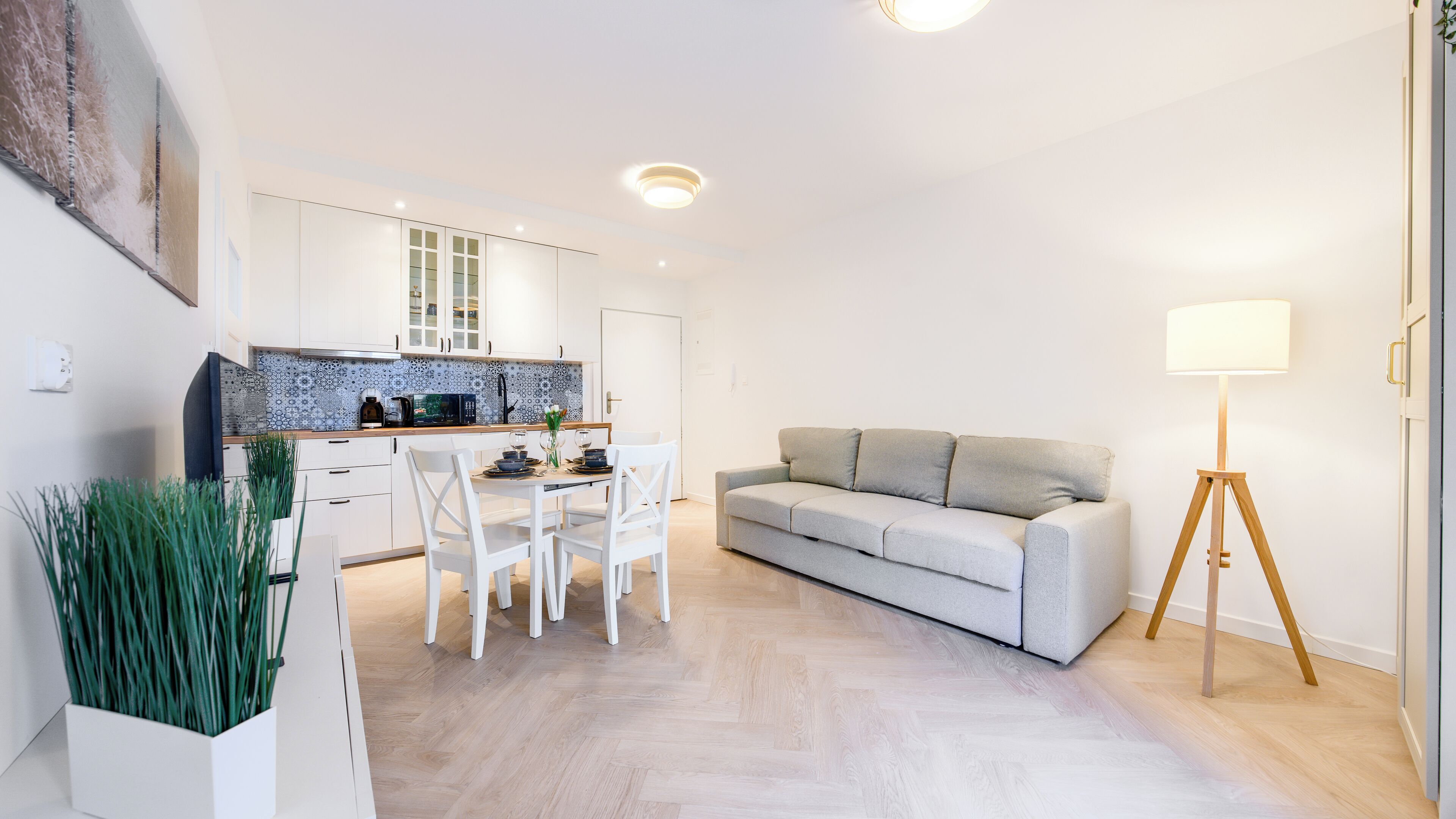 Een modern appartement met keuken, eethoek en woonkamer.