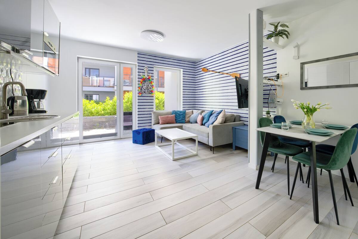 Un appartement moderne comprenant un coin repas, un salon et une cuisine.