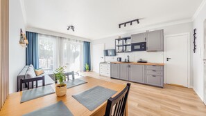 Apartment (A 15) | Private kitchenette | Fridge, stovetop, electric kettle, cookware/dishes/utensils