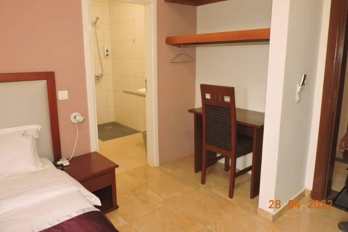 Standard Double Room | Meja, ruang kerja komputer riba, Wi-fi percuma, cadar katil