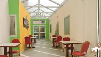 Colazione continentale, servita tutte le mattine (8 EUR a persona)