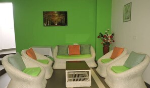 Lobby sitting area - IRIS HOTEL (Yaoundé)