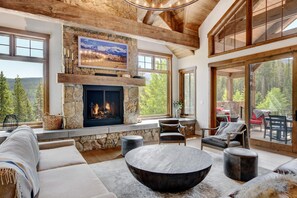 Smart TV, chimenea, videojuegos y libros 